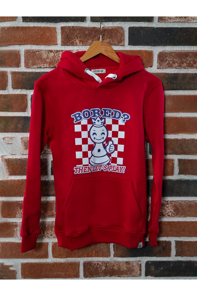 Çocuk Kırmızı Satranç Temalı Kapüşonlu Sweatshirt – BORED? THEN LET’S PLAY! resmi
